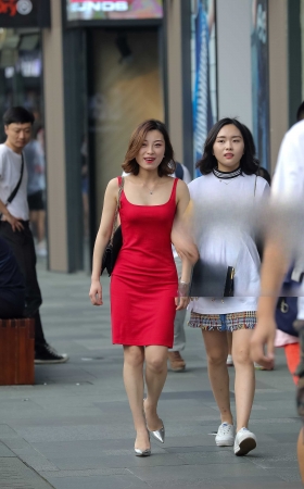 笑容灿烂的红裙少妇 [28P]
