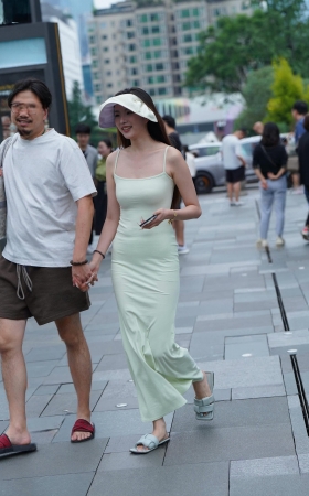 街拍别人家的吊带裙女盆友 [18P]