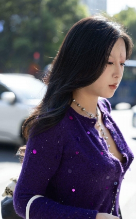LB222-220P 上海时装周-气质美少妇穿衣服不扣扣子露美胸