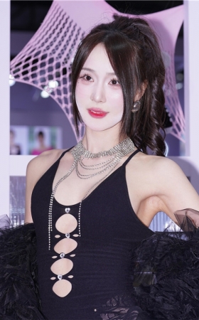 性感的白皙美女(99P)