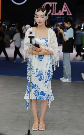 青花瓷连衣裙主播