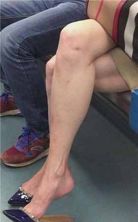 极品修长玉足美女，把小尖嘴高跟塞得满满当当的。