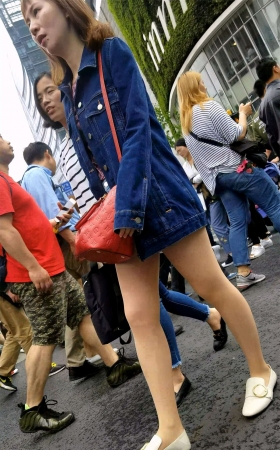 牛仔外套街拍美腿肉丝袜女孩