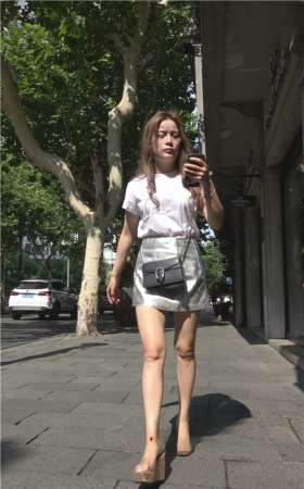 银色皮裙裸腿小姐姐