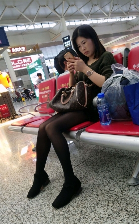 火车站候车的黑色丝袜极品细长美腿长发美妇