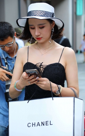 街头性感小吊带美女 [18P]