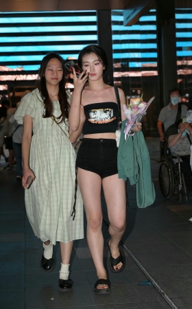 清凉的美腿热裤美眉 [19P]