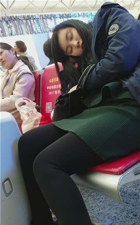 4k-黑色裤袜美腿女孩，是不是昨晚与男友折腾太晚了