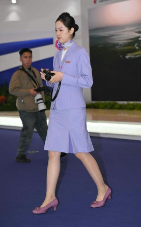 SH25-243-75√中国联合航空-手持相机的她 8P