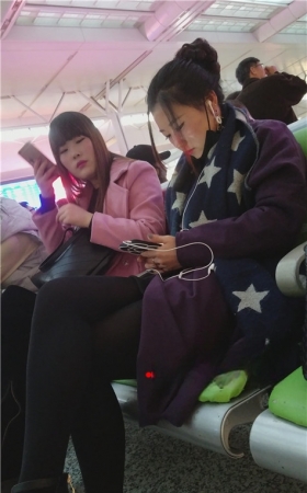 听歌的黑丝美女