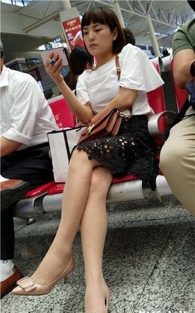 4k超清，候车室内的极品高跟鞋长腿少妇