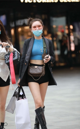 四九城嘎子街拍作品 – 美腿月牙性感小姐姐
