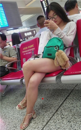 看手机的妹子