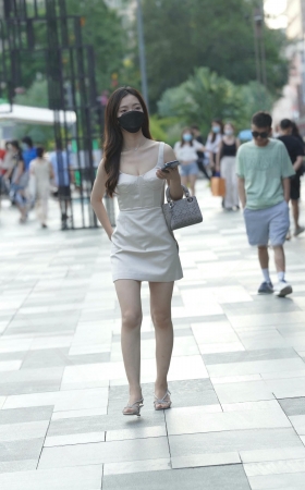 街拍美腿白皙美女 [17P]