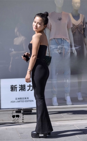裸露香肩紧抱臀性感美女{2017-5-19-12p} [12P]
