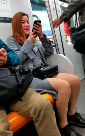 地铁上的极致漂亮美女