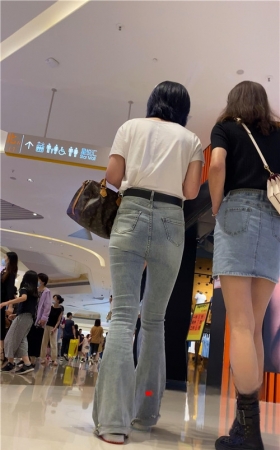 商场里的灰牛小姐姐