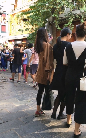 和朋友一起游玩的连衣裙黑色丝袜高个长发妹子