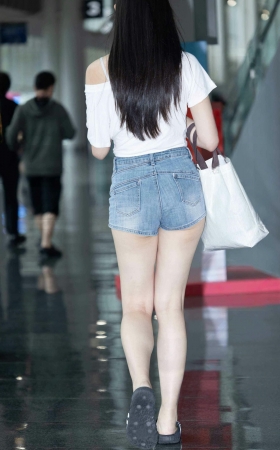 LB594-82P成都车展-偶遇超白皙美腿礼仪模特小姐姐 9P