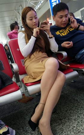 高铁站候车的肉色薄丝袜棕色连衣裙美腿美少妇