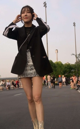 4K – 气质短裙街拍美腿姐姐 [536 MB/MP4]