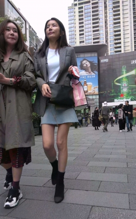牛仔裙美腿成熟美女