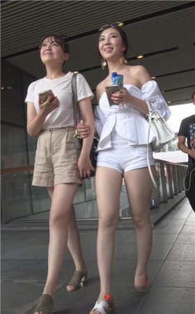 街拍白色热裤小月牙美女