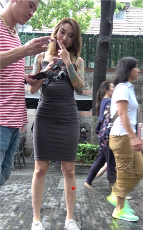 灰色连体裙花臂小姐姐