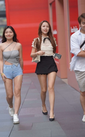 青春妩媚牛仔短裤