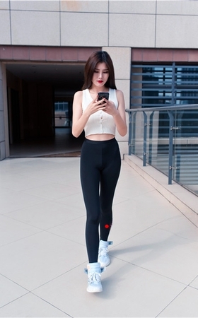 黑色紧身裤美女【套图+视频】