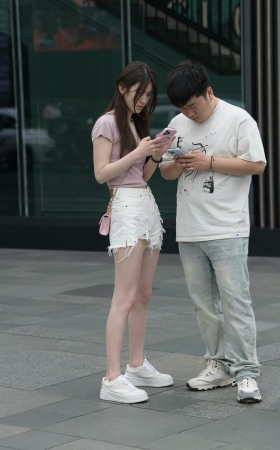 街拍白热裤小清新女孩 [19P]