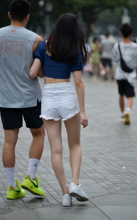 雨中白热裤美女