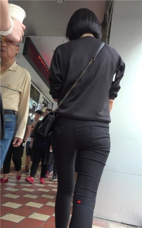 黑色紧身短发妹子