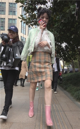 玩手机的粉色高跟小姐姐