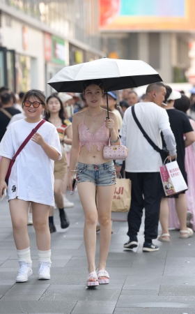 夏日清凉热裤女孩