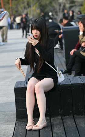 平底鞋美腿短裙美眉 [19P]