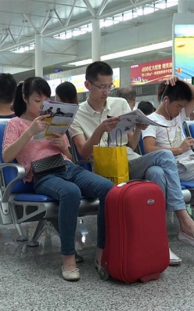 一双香艳的足底看的过往旅客纷纷驻足