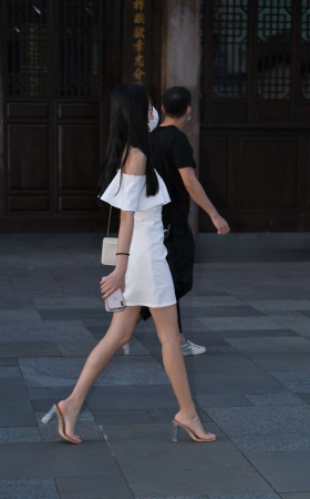 苗条的白裙女子 [23P]