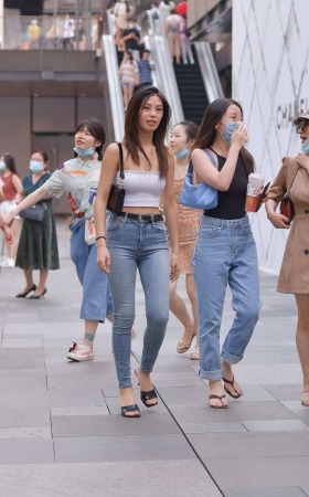 抹胸紧牛小姐姐 [18P]