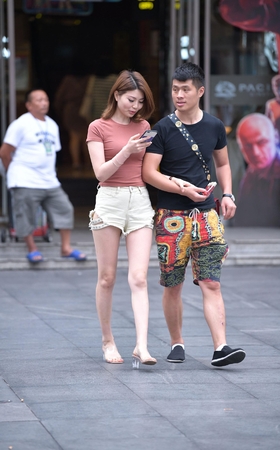 街头上一双热裤美腿成为焦点
