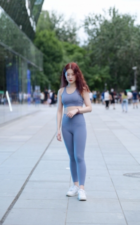 灰色瑜珈裤小姐姐