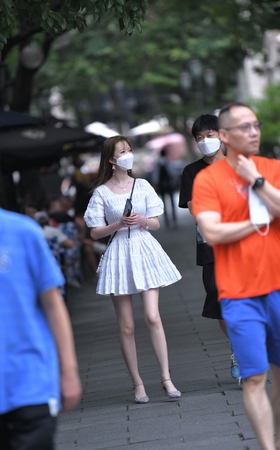 白裙小姐姐