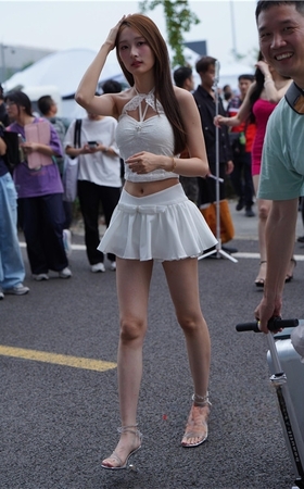 白色超短裙美女(87P)