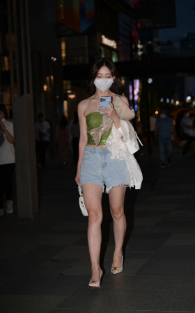 夜拍抹胸衣，高跟美腿美眉 [18P]