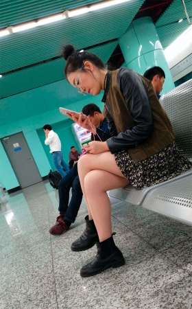 带眼镜的极品辣妹子