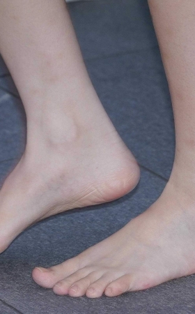 赤脚女孩 好想背她 [18P]