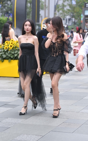 裹胸黑裙美女闺蜜 22-06-04
