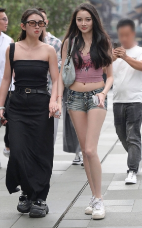 牛仔热裤长腿美女 [21P]