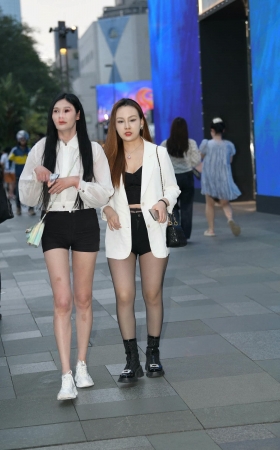 街拍黑丝美女跟美腿闺蜜 [14P]