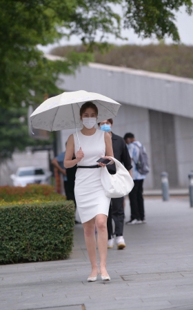 白裙时尚美女 [16P]